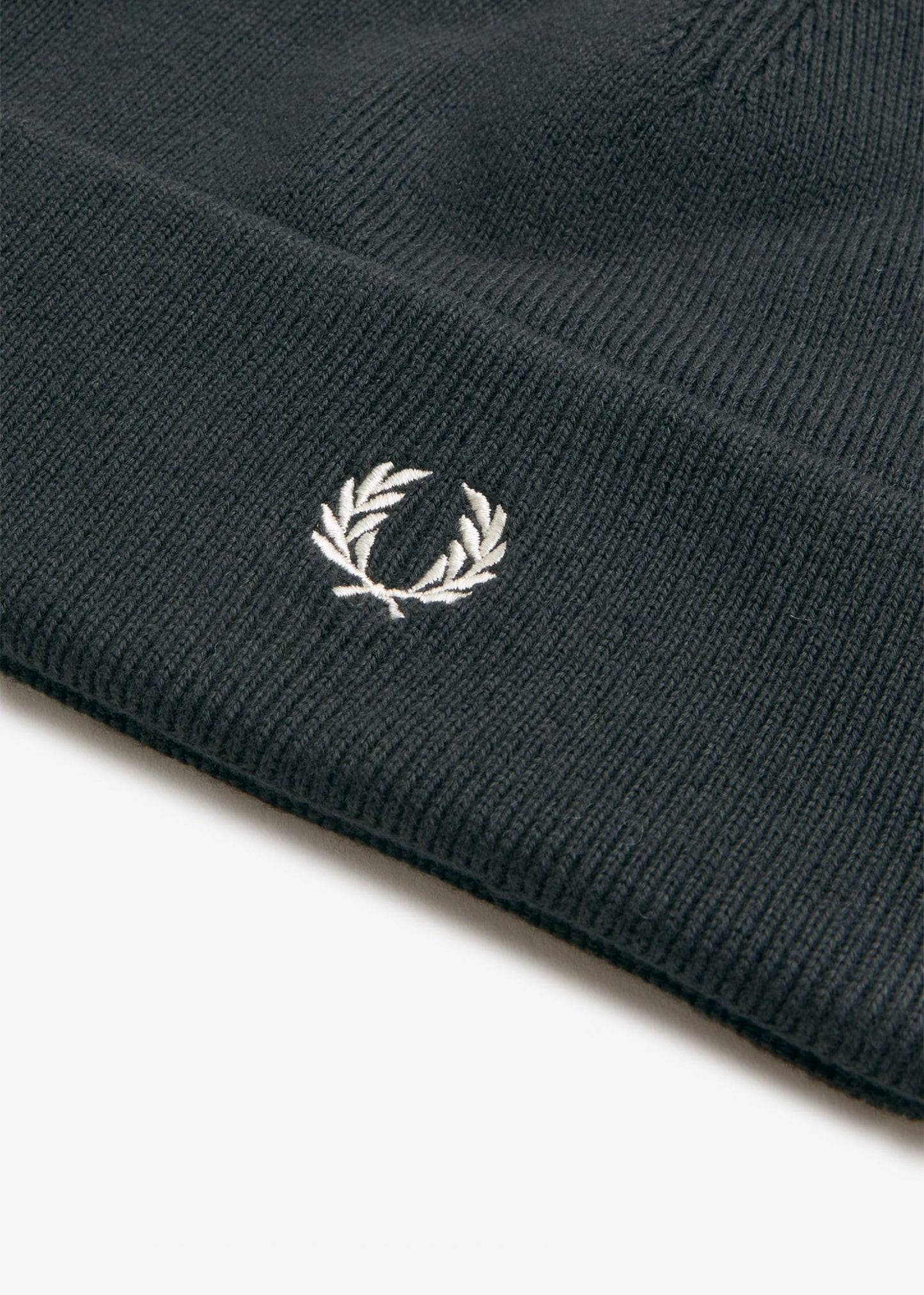 Fred Perry Mutsen Classic beanie - night green ecru