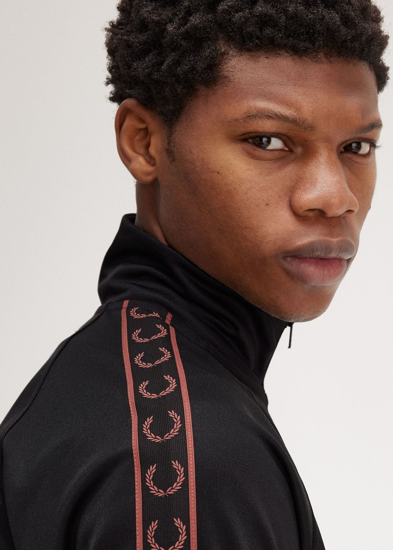 Fred Perry Vesten Contrast tape track jacket - black whisky brown