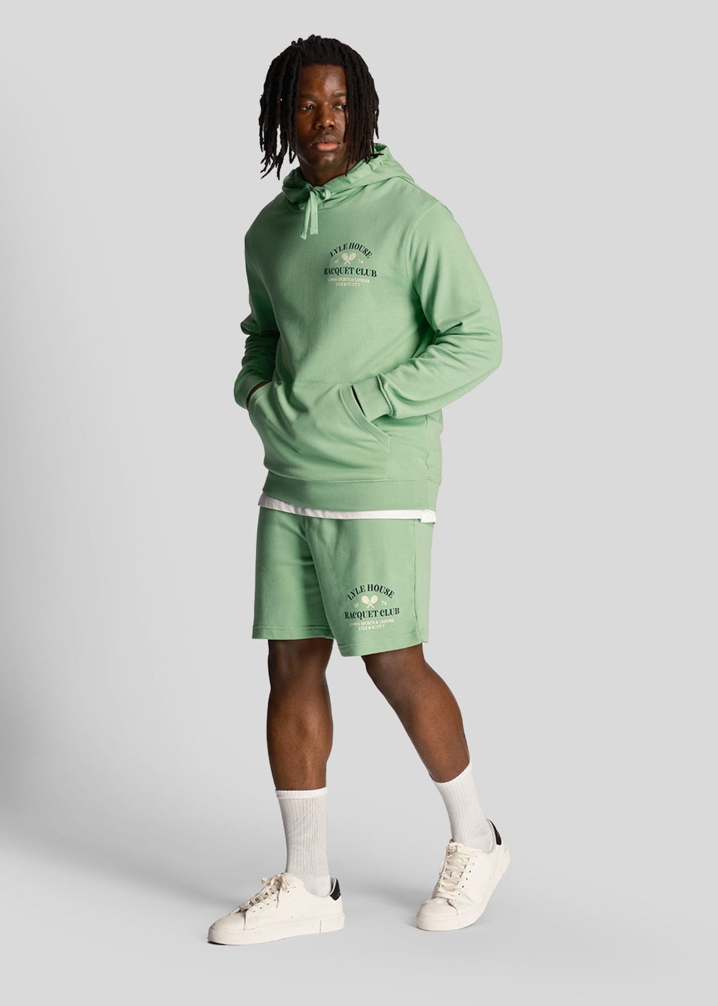 Lyle & Scott Korte Broeken Racquet club graphic sweat short - lawn green