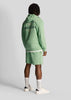 Lyle & Scott Korte Broeken Racquet club graphic sweat short - lawn green