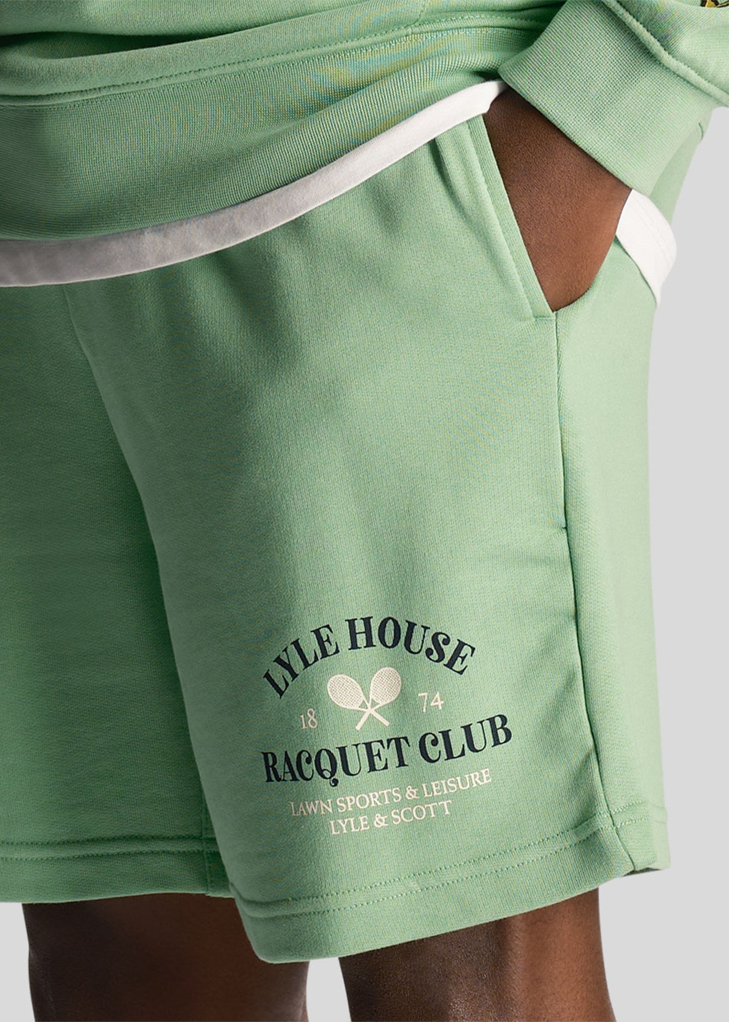 Lyle & Scott Korte Broeken Racquet club graphic sweat short - lawn green