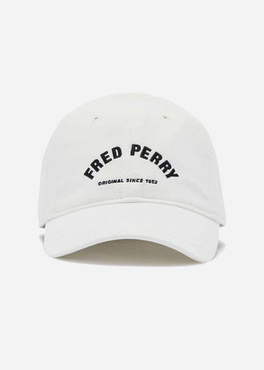 Fred Perry Petten Arch branded tricot cap - snow white