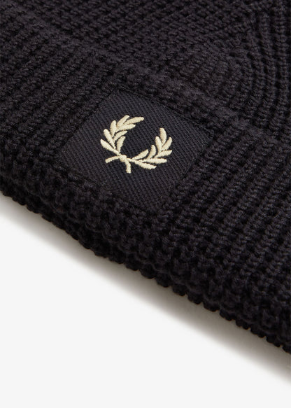 Fred Perry Mutsen  Patch brand waffle knit beanie - oatmeal dark caramel 