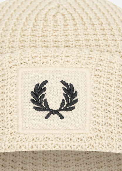 Fred Perry Mutsen  Patch brand waffle knit beanie - oatmeal black 