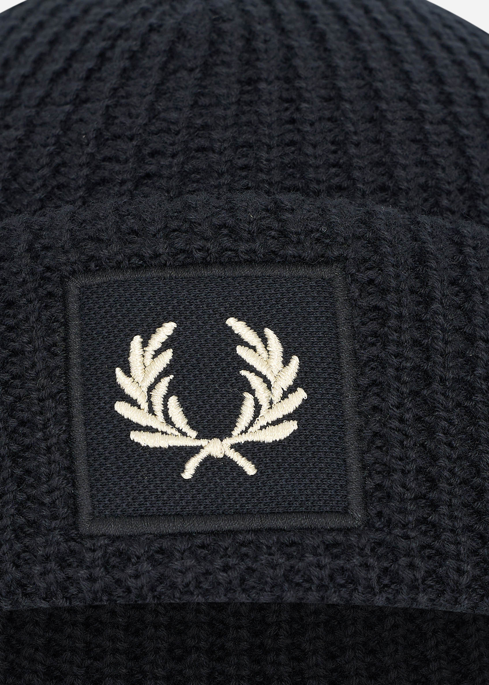 Fred Perry Mutsen  Patch brand waffle knit beanie - oatmeal dark caramel 