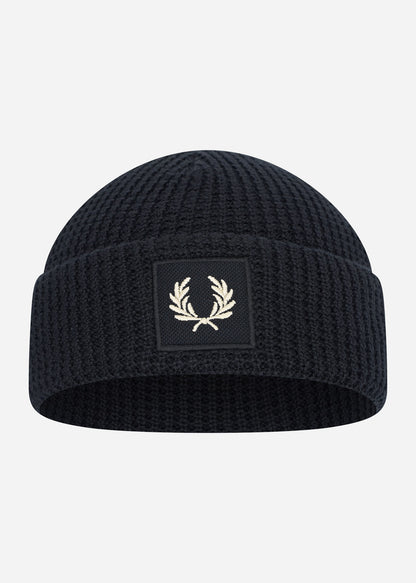 Fred Perry Mutsen  Patch brand waffle knit beanie - oatmeal dark caramel 